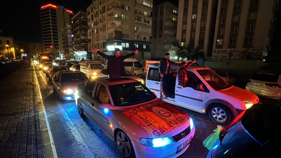Galatasaray ve Fenerbahçe Taraftarından Konvoy!
